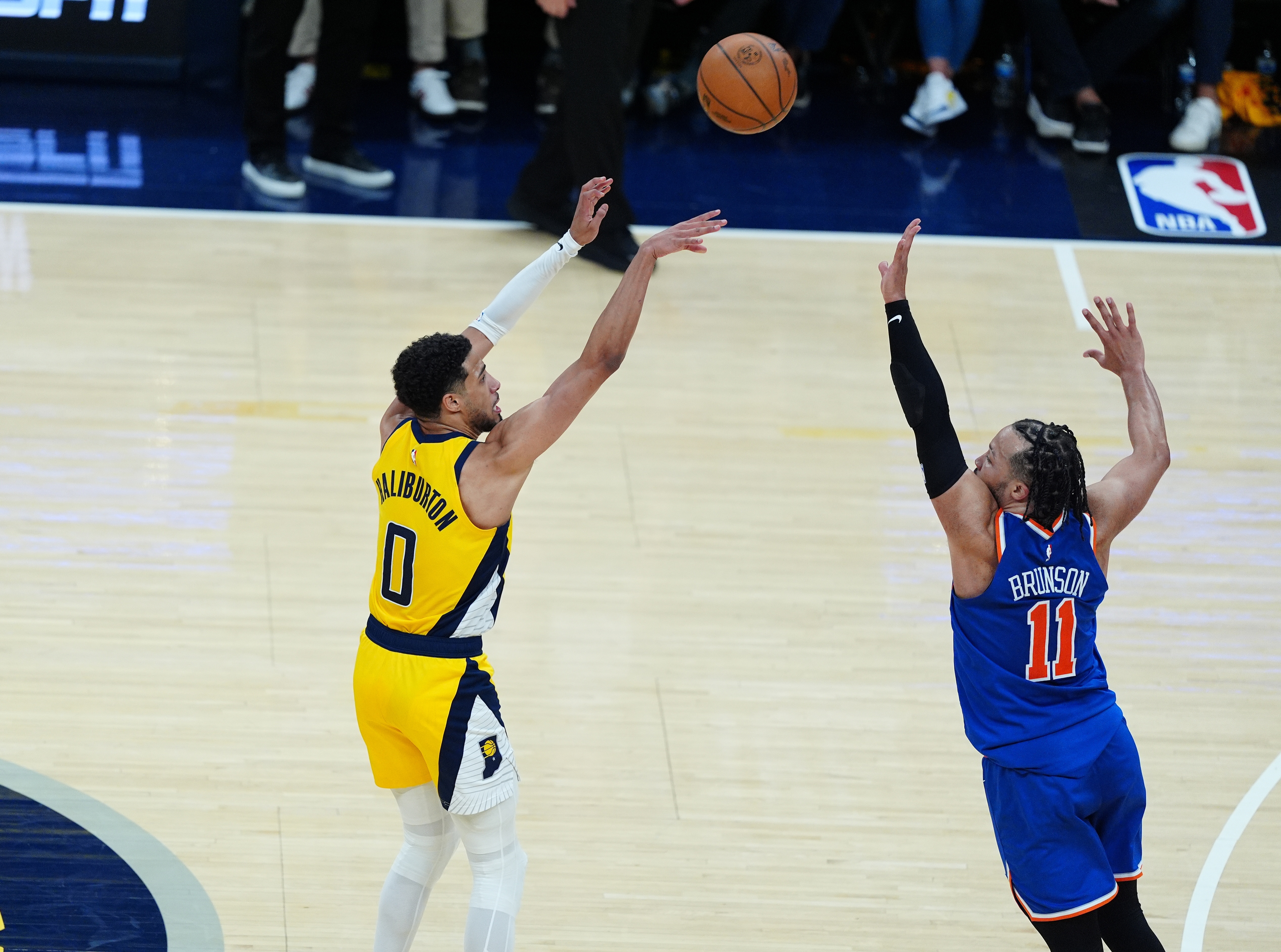 NBA名宿直言哈利伯顿控场能力完胜布伦森 得分火力稍逊一筹